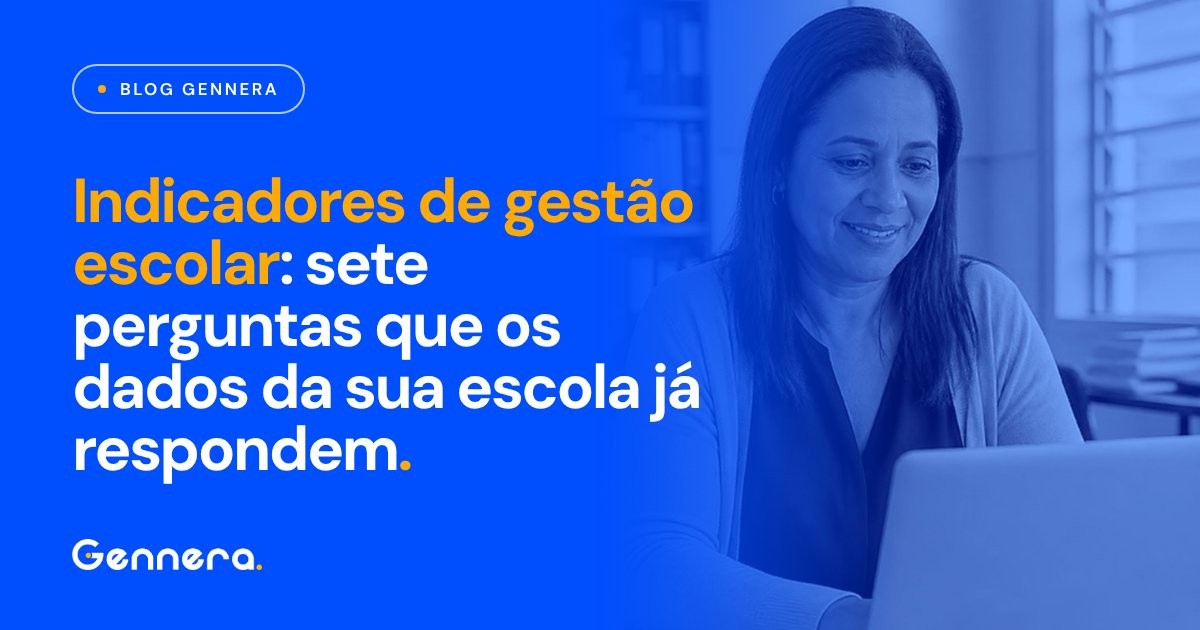 Gestora escolar consultando indicadores da escola no notebook